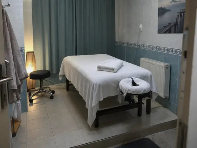 Mavi perdeli odada masaj masası ve tabure — Saadetdere, Masaj Salonun