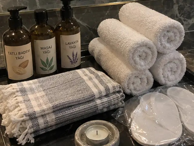 Masaj ve lavanta yağı, rulo havlular ve ekose peştemal — Saadetdere, Masaj Salonun