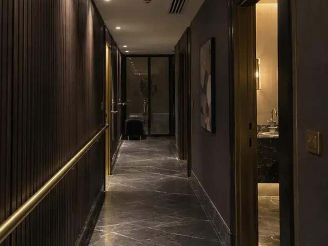 Ahşap panelli, loş ışıklı koridor — Saadetdere, Masaj Salonun